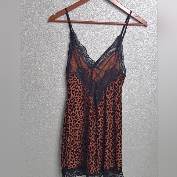 In Bloom Leopard Print In Crushed Velvet Sexy Nightie Size SP - Picture 13 of 15